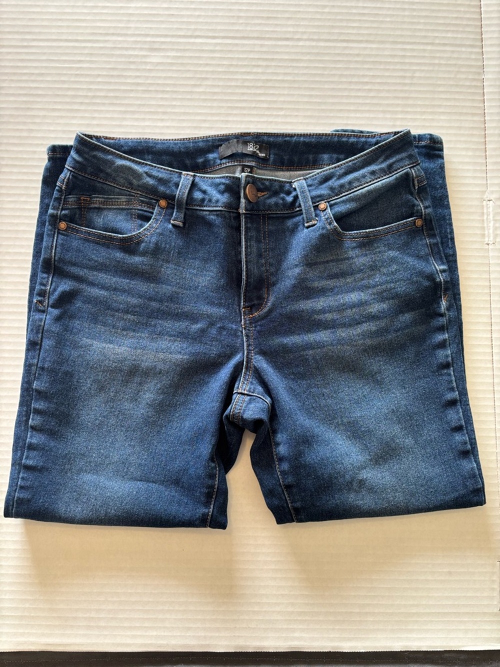 1822 Denim Women Skinny Jeans in Dark Blue Wash
